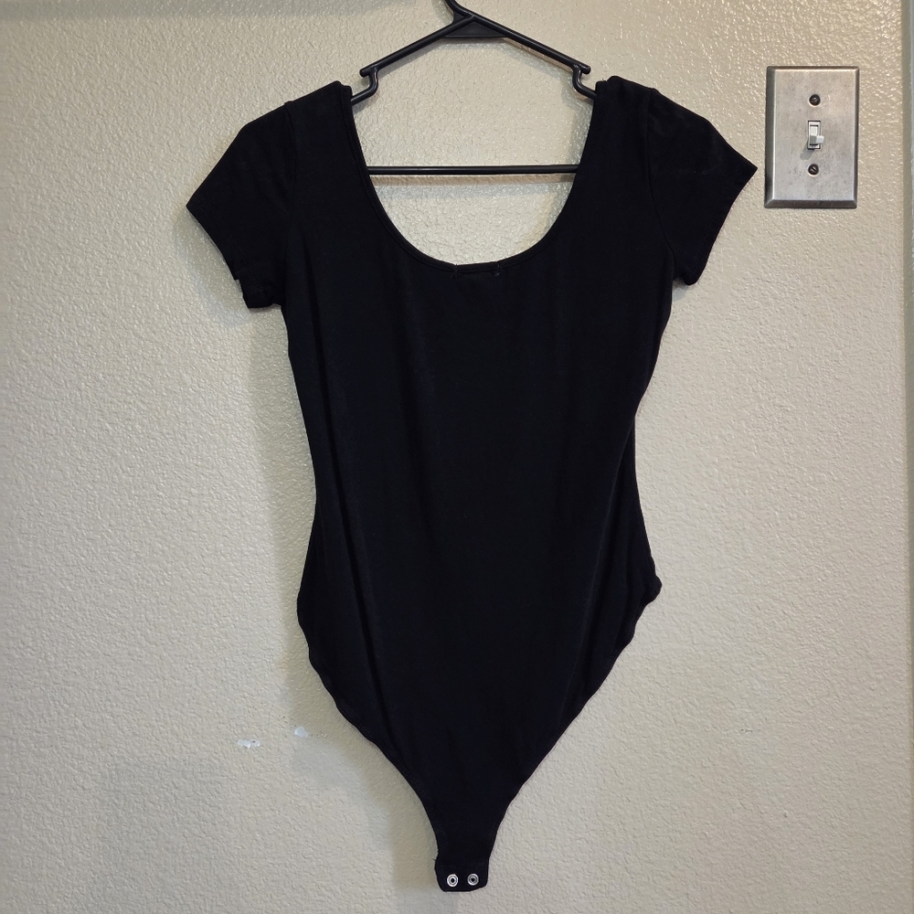 Heart & Hips affordable luxury Black Short Sleeve Bodysuit size Medium Summer - Picture 2 of 7